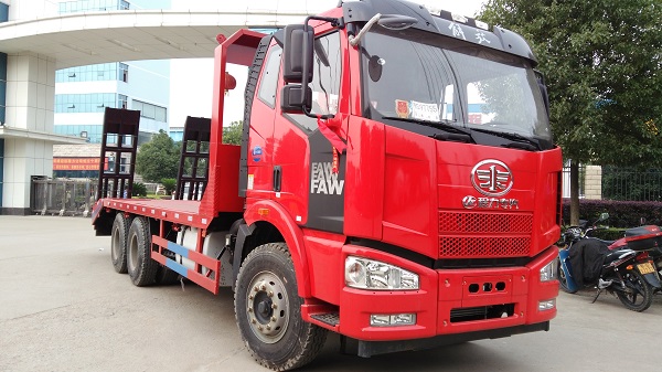 解放J6平板運(yùn)輸車 J6國(guó)五后雙橋平板運(yùn)輸車 CLW5251TPBC5型 挖掘機(jī)運(yùn)輸車 后八輪平板運(yùn)輸車 挖掘機(jī)運(yùn)輸車 平板運(yùn)輸車 平板車 挖機(jī)運(yùn)輸車