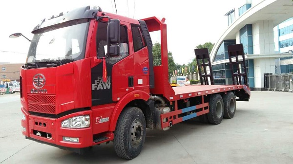 解放J6平板運(yùn)輸車 J6國(guó)五后雙橋平板運(yùn)輸車 CLW5251TPBC5型 挖掘機(jī)運(yùn)輸車 后八輪平板運(yùn)輸車 挖掘機(jī)運(yùn)輸車 平板運(yùn)輸車 平板車 挖機(jī)運(yùn)輸車